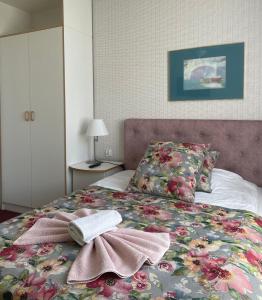 sypialnia z łóżkiem z dwoma ręcznikami w obiekcie Damroka w Łebie