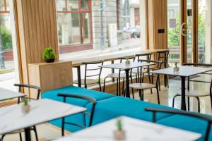une rangée de tables et de chaises dans un restaurant dans l'établissement Lucky Hotel, à Veliko Tarnovo