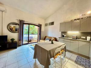 eine Küche und ein Wohnzimmer mit einem Tisch und einem Tischtuch in der Unterkunft Appartement Sainte-Maxime, 2 pièces, 4 personnes - FR-1-226-541 in Sainte-Maxime