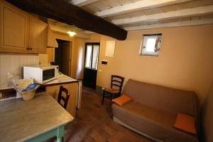 ein kleines Wohnzimmer mit einem Sofa und einer Küche in der Unterkunft Wohnung für maximal vier Personen - b55806 in Quaratica