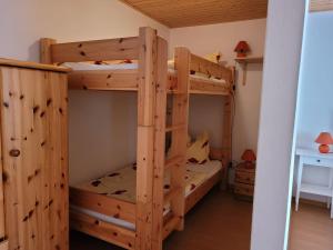 a bedroom with two bunk beds in a room at Ferienwohnung 500m zum See in Vollrathsruhe