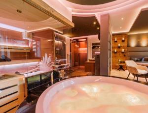 ein Bad mit einer großen Badewanne in einem Zimmer in der Unterkunft Spa Villa Beauty & Wellness Resort in Wingerode