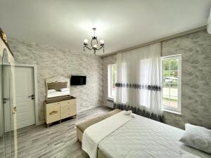Un dormitorio con una cama, una cómoda y un espejo. en White villa 4 bedrooms, en Gabala