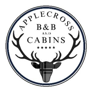 Applecross B&B & Cabins On NC500, 90 mins from Skye في أبليكروس: شعار لبار وكابينة مع أبواق الغزلان