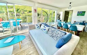 Posezení v ubytování JANÉA Big Blue House