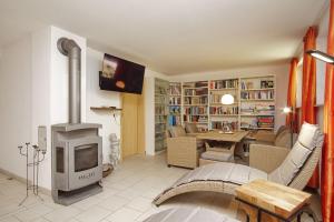 Klein GelmにあるFeWo am Wald FeWo 01 - Terrasse, Gartennutzung, Saunaのリビングルーム(薪ストーブ、テーブル付)