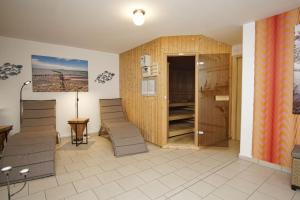 Posezení v ubytování moderne FeWo Nr 4 mit Balkon, Sauna im Haus, Garten - Ferienwohnungen am Wald