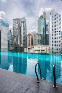 בריכת השחייה שנמצאת ב-Bintang Suites Kuala Lumpur City Centre או באזור