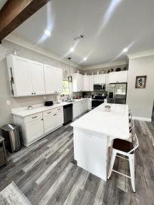Una cocina con gabinetes blancos y una encimera blanca. en Walk or Bike Ride to beach and Centrally located, en Gulfport