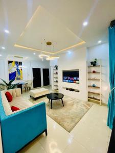TV a/nebo společenská místnost v ubytování Central Oasis - Entire 3 Bedroom Apartment in Abuja with Pool, Games, WiFi, Balcony, and Garden