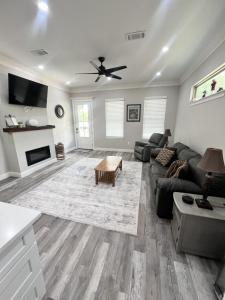 Una sala de estar con un sofá y un ventilador de techo. en Walk or Bike Ride to beach and Centrally located, en Gulfport