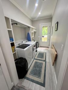 Una pequeña cocina con estufa y puerta. en Walk or Bike Ride to beach and Centrally located, en Gulfport 14 fotos más