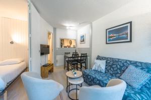 ein Wohnzimmer mit einem Sofa und einem Tisch in der Unterkunft Chamonix Sud - Jonquilles 127 - Happy Rentals in Chamonix-Mont-Blanc