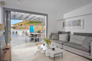 Villa Sapphire by Blanco Villas في Megali Ammos: غرفة معيشة بها أريكة وطاولة
