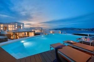 Villa Sapphire by Blanco Villas في Megali Ammos: وجود مسبح على سطح المنزل