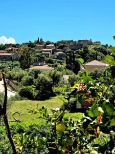 Una vista de un campo con casas en una colina. en Philoxenia guest house, en Himare