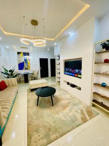 TV a/nebo společenská místnost v ubytování Central Oasis - Entire 3 Bedroom Apartment in Abuja with Pool, Games, WiFi, Balcony, and Garden