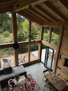 MOKHY Chalet & Nature في فوروختا: غرفة معيشة كبيرة مع نافذة زجاجية كبيرة