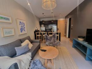 una sala de estar con un sofá y una mesa en Dolomite 2 - Andarlibre, en San Martín de los Andes