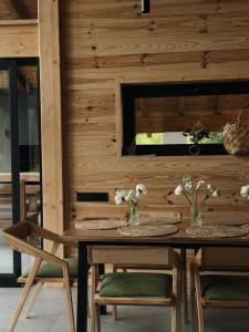 uma sala de jantar em madeira com uma mesa e cadeiras em MOKHY Chalet & Nature em Vorokhta