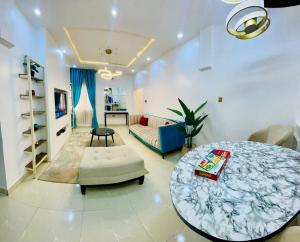 Posezení v ubytování Central Oasis - Entire 3 Bedroom Apartment in Abuja with Pool, Games, WiFi, Balcony, and Garden