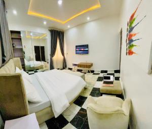 Posezení v ubytování Central Oasis - Entire 3 Bedroom Apartment in Abuja with Pool, Games, WiFi, Balcony, and Garden
