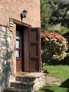 OdenにあるEspunyes Confortの木製の扉付きの建物の入口