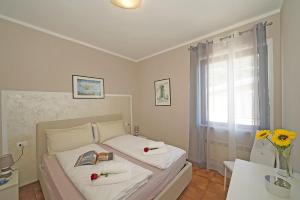 een slaapkamer met een bed en een raam met bloemen bij Maison du Pralonc - Cielo in Tremosine Sul Garda