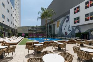 ガンディアにあるVS Gandía Palace Hotel ****の屋外パティオ(テーブル、椅子付)、プールを提供しています。