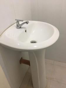 lavabo blanco en un baño con fosset en Accessible Tiny home for travelers with fresh air en Solano