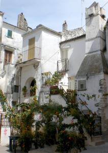 een wit gebouw met bloemen ervoor bij Hotel Maremonti in Vico del Gargano