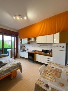 cocina con cama y mesa en una habitación en I feel orange, en Legnano