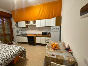 cocina con mesa y cocina pequeña con mesa y cocina en I feel orange, en Legnano