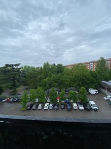 un estacionamiento con autos estacionados frente a un edificio en I feel orange, en Legnano