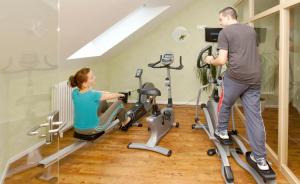 Fitness centrum a/nebo fitness zařízení v ubytování Hotel - Restaurant BERGHOF
