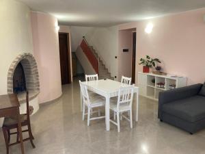 een woonkamer met een tafel en stoelen en een bank bij Ca’ Vanello in Borgo Tossignano