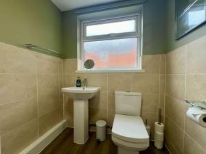 Ένα μπάνιο στο The Rose- Grd Floor, 2-5 Beds, SmartTV, Uni, Tram, M250 Fibre +31 φωτογραφίες