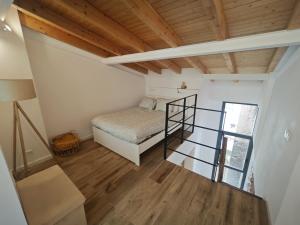 ein kleines Schlafzimmer mit einem Bett und einer Glastreppe in der Unterkunft Antic Manresa Atico in Manresa