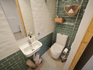 ein Badezimmer mit einem weißen WC und einem Waschbecken in der Unterkunft Antic Manresa Atico in Manresa