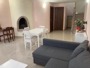 een woonkamer met een bank en een tafel bij Ca’ Vanello in Borgo Tossignano
