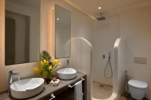 Villa Sapphire by Blanco Villas في Megali Ammos: حمام به حوضان ومرحاض +43 صورة