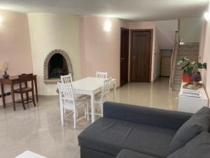- un salon avec un canapé, une table et des chaises dans l'établissement Ca’ Vanello, à Borgo Tossignano