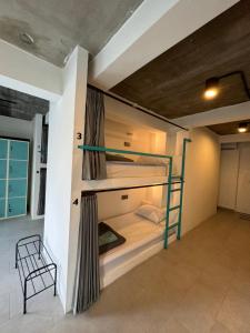 Palanda nebo palandy na pokoji v ubytování Canggu Central Hostel