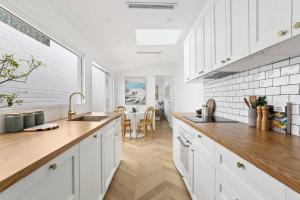 Kitchen o kitchenette sa 3 Bedroom Split level terrace at Bondi Junction