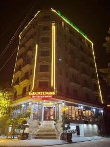 budynek hotelowy ze schodami przed nim w nocy w obiekcie Hotel Việt Hàn w mieście Việt Yên