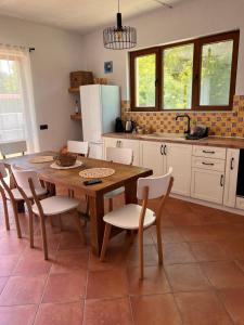 A kitchen or kitchenette at Villa Oasis етаж1