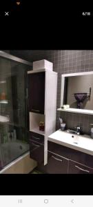 La salle de bains est pourvue d'un lavabo, d'un miroir et d'une baignoire. dans l'établissement Angel rooms, à Barcelone