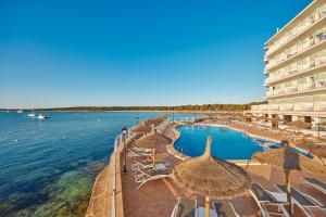 Бассейн в Universal Hotel Marqués или поблизости