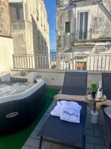 une serviette assise sur une chaise sur un balcon dans l'établissement PALAZZOREFICI, à Naples