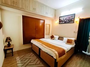 um quarto com uma cama grande num quarto em Nature's Vibe Homestay - Nainital - Kainchi Dham em Nainital